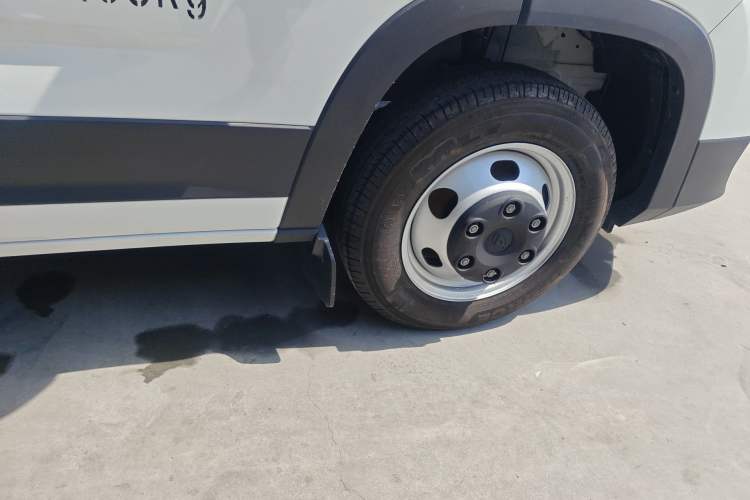 Used SAIC MAXUS Xintu V90 2024 Zhiyun 2.0T Manual Rear-Drive Extended-Wheelbase High-Roof Model with Dual Rear Tires and 3 Seats Right Front Wheel Hub