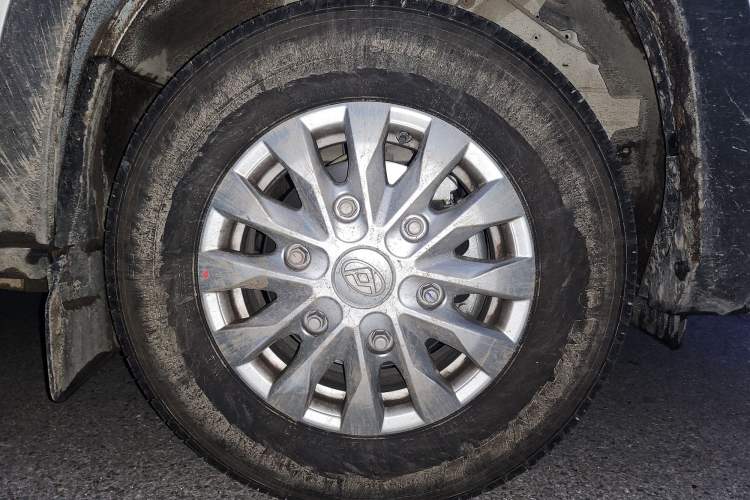 Used SAIC MAXUS Xintu V90 2024 ZhiJie 2.0T Manual Front-Wheel-Drive Short Wheelbase Mid-Roof Design with Single Rear Tire—5/6 Seater Right Front Wheel Hub