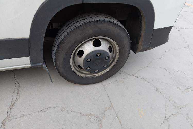 Used SAIC MAXUS Xintu V90 2024 Zhiyun 2.0T Manual Rear-Drive Extended-Wheelbase Ultra-High-Roof Model with Dual Rear Tires and 3 Seats Right Front Wheel Hub