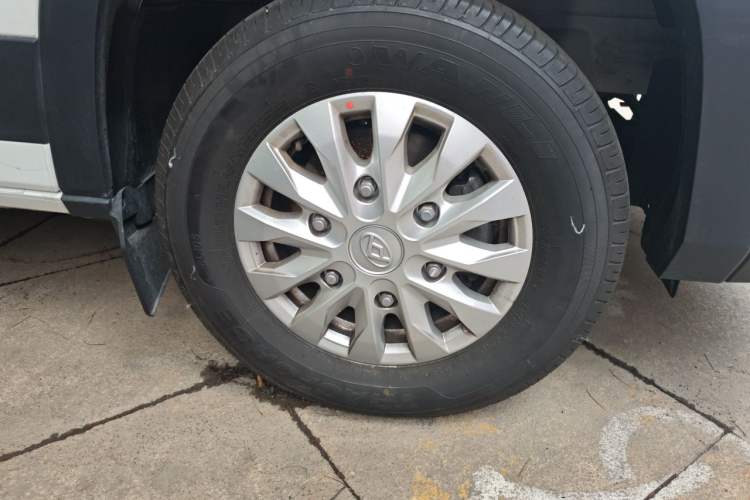 Used SAIC MAXUS Xintu V90 2024 ZhiJie 2.0T Automatic Rear-Drive Long-Wheelbase High-Roof Model with Single Rear Tire Available in 6/7-Seater Configurations Right Front Wheel Hub