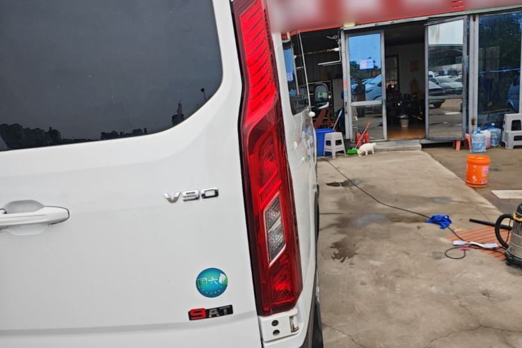 Used SAIC MAXUS Xintu V90 2024 ZhiJie 2.0T Automatic Front-Wheel-Drive Short Wheelbase Mid-Height Design with Single Rear Tire—5/6 Seater Right Rear Taillight