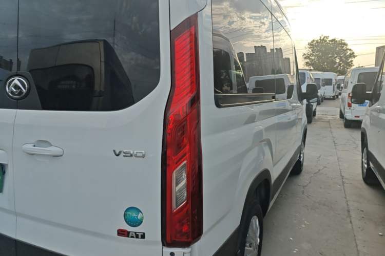 Used SAIC MAXUS Xintu V90 2024 ZhiJie 2.0T Automatic Front-Drive Long-Wheelbase High-Roof Model with Single Rear Tire 6/7 Seats Right Rear Taillight
