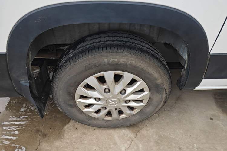 Used SAIC MAXUS Xintu V90 2024 ZhiJie 2.0T Automatic Front-Wheel-Drive Short Wheelbase Mid-Height Design with Single Rear Tire—5/6 Seater Right Rear Wheel Hub