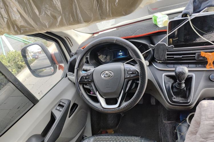 Used SAIC MAXUS Xintu V90 2024 Zhiyun 2.0T Manual Rear-Drive Extended-Wheelbase High-Roof Model with Dual Rear Tires and 3 Seats Steering Wheel