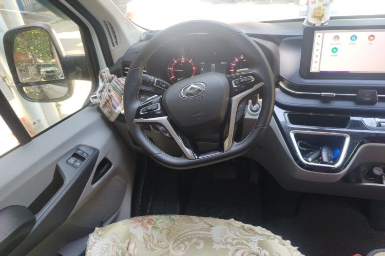 Used SAIC MAXUS Xintu V90 2024 ZhiJie 2.0T Automatic Front-Wheel-Drive Short Wheelbase Mid-Height Design with Single Rear Tire—5/6 Seater Steering Wheel