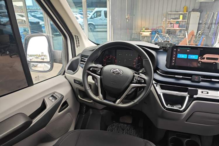 Used SAIC MAXUS Xintu V90 2024 ZhiJie 2.0T Automatic Front-Wheel-Drive Short Wheelbase Mid-Height Design with Single Rear Tire—5/6 Seater Steering Wheel