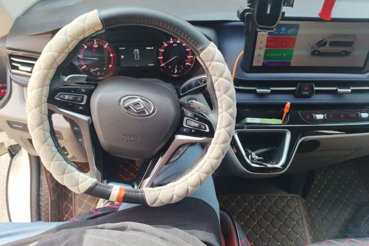 Used SAIC MAXUS Xintu V90 2024 ZhiJie 2.0T Automatic Front-Wheel-Drive Short Wheelbase Mid-Height Design with Single Rear Tire—5/6 Seater Steering Wheel