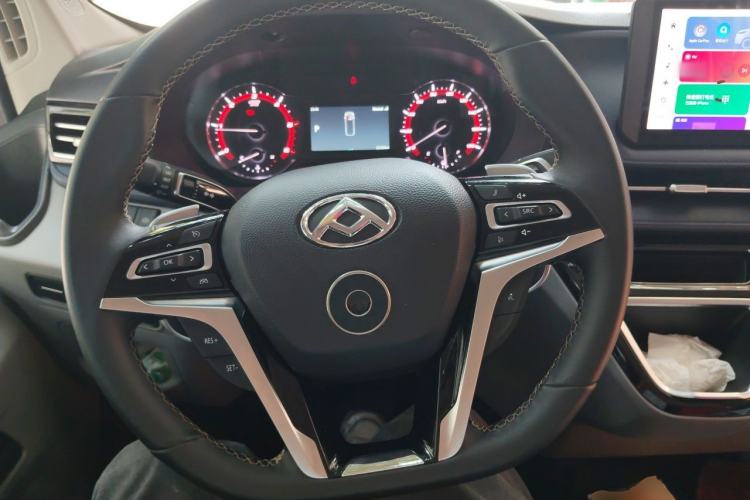 Used SAIC MAXUS Xintu V90 2024 ZhiJie 2.0T Automatic Front-Wheel-Drive Short Wheelbase Mid-Height Design with Single Rear Tire—5/6 Seater Steering Wheel