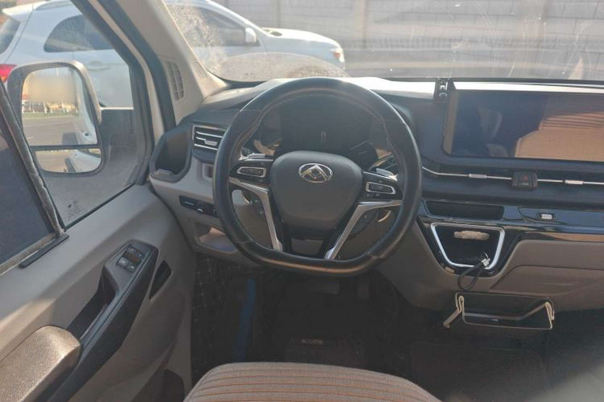 Used SAIC MAXUS Xintu V90 2024 ZhiJie 2.0T Automatic Rear-Drive Long-Wheelbase High-Roof Model with Single Rear Tire Available in 6/7-Seater Configurations Steering Wheel