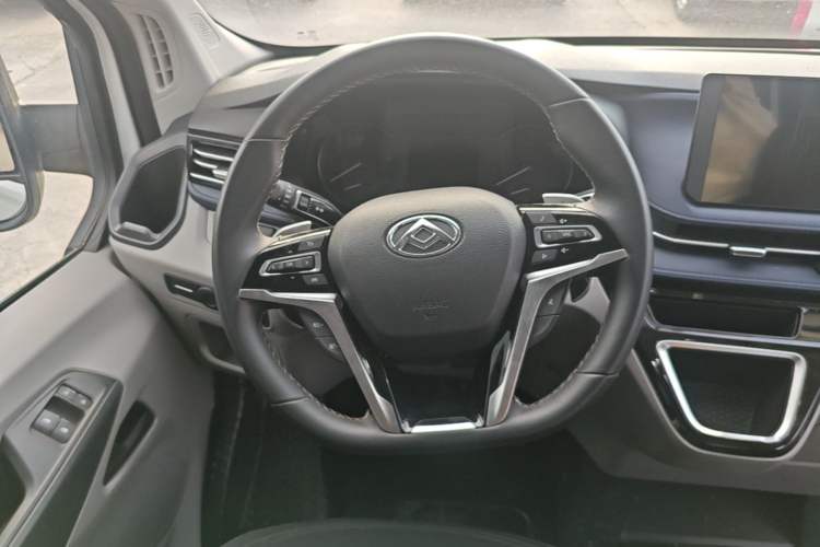 Used SAIC MAXUS Xintu V90 2024 ZhiJie 2.0T Automatic Front-Drive Long-Wheelbase High-Roof Model with Single Rear Tire 6/7 Seats Steering Wheel