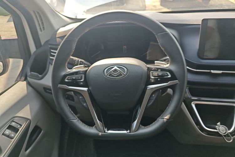 Used SAIC MAXUS Xintu V90 2024 ZhiJie 2.0T Automatic Front-Drive Long-Wheelbase High-Roof Model with Single Rear Tire 6/7 Seats Steering Wheel