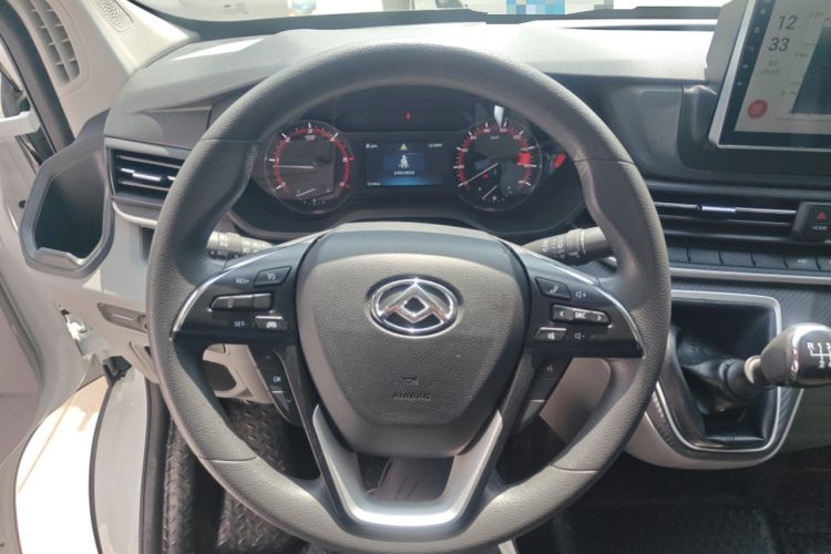 Used SAIC MAXUS Xintu V90 2024 Zhiyun 2.0T Manual Rear-Drive Extended-Wheelbase High-Roof Model with Dual Rear Tires and 3 Seats Steering Wheel