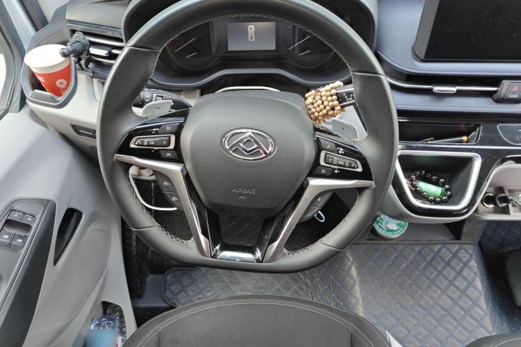 Used SAIC MAXUS Xintu V90 2024 ZhiJie 2.0T Automatic Front-Wheel-Drive Short Wheelbase Mid-Height Design with Single Rear Tire—5/6 Seater Steering Wheel