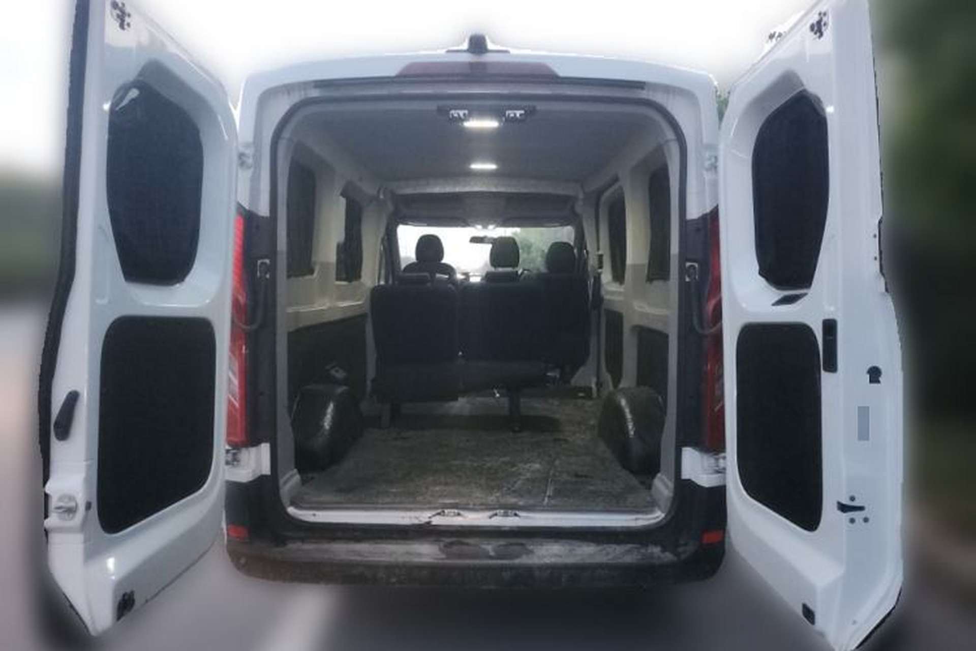 Used SAIC MAXUS Xintu V90 2024 ZhiJie 2.0T Manual Front-Wheel-Drive Short Wheelbase Mid-Roof Design with Single Rear Tire—5/6 Seater Trunk