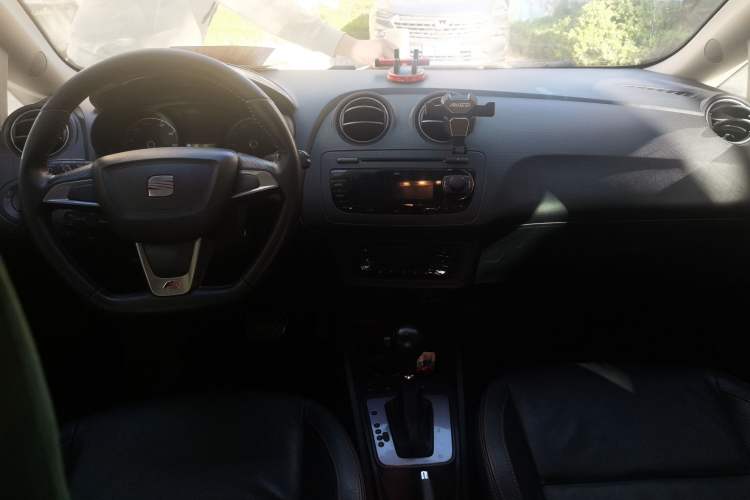 Used Seat Ibiza 2013 1.4TSI Travel Edition FR Center Console