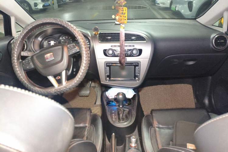 Used Seat LEON 2012 1.8TSI FR+ Center Console