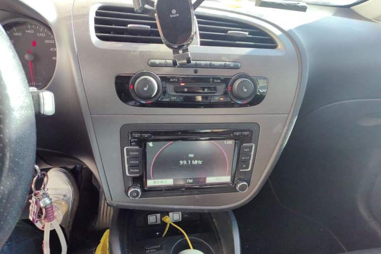 Used Seat LEON 2012 1.8TSI FR+ Audio And AC Panel