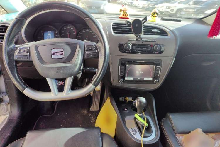 Used Seat LEON 2012 1.8TSI FR+ Center Console