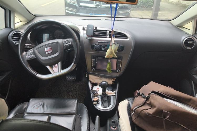 Used Seat LEON 2012 1.8TSI FR model Center Console
