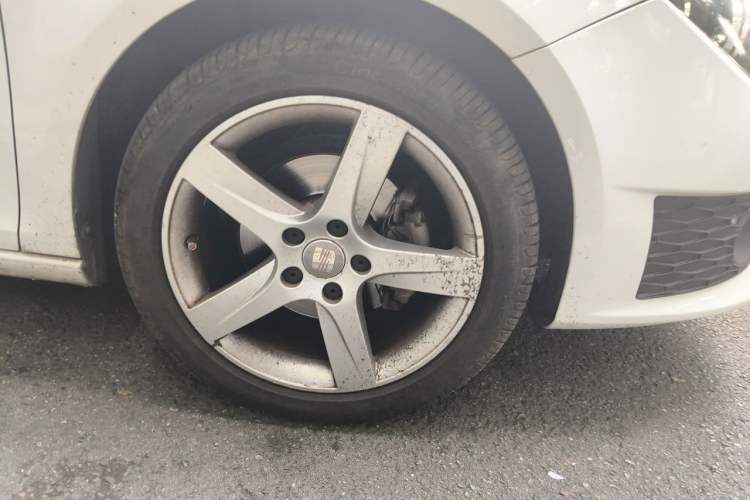 Used Seat LEON 2012 1.8TSI FR model Right Front Wheel Hub