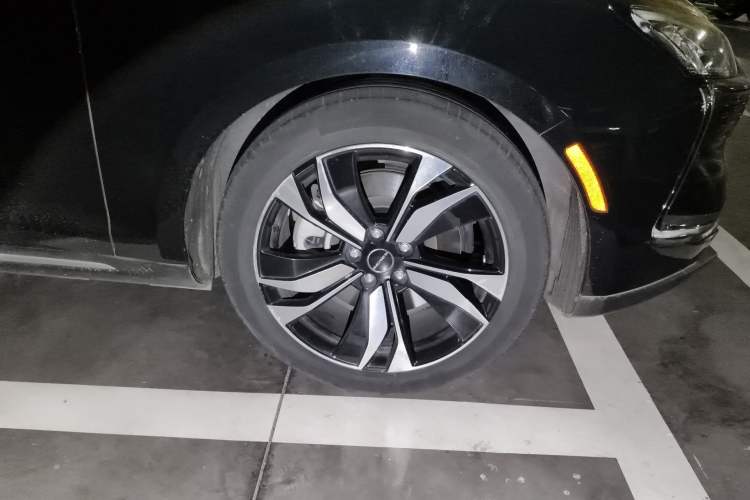 Used SERES SF5 2020 Two-Wheel Drive High-Performance Sports Edition Right Front Wheel Hub