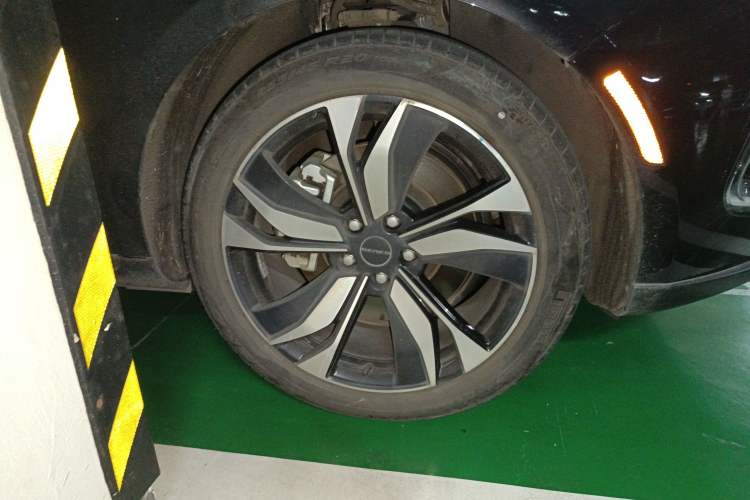 Used SERES SF5 2020 Four-Wheel Drive High-Performance Sports Edition Right Front Wheel Hub