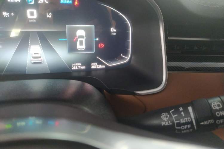 Used SERES SF5 2020 Two-Wheel Drive High-Performance Sports Edition Odometer Close Up