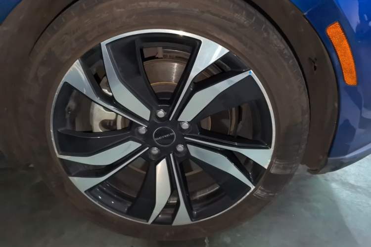 Used SERES SF5 2020 Two-Wheel Drive High-Performance Sports Edition Right Front Wheel Hub