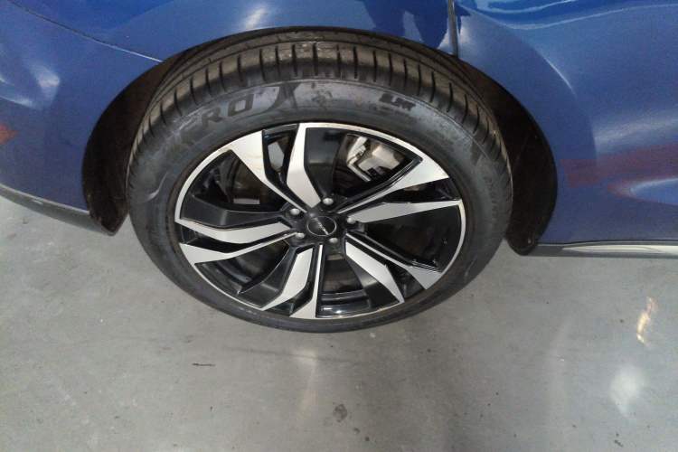 Used SERES SF5 2020 Four-Wheel Drive High-Performance Sports Edition Right Rear Wheel Hub