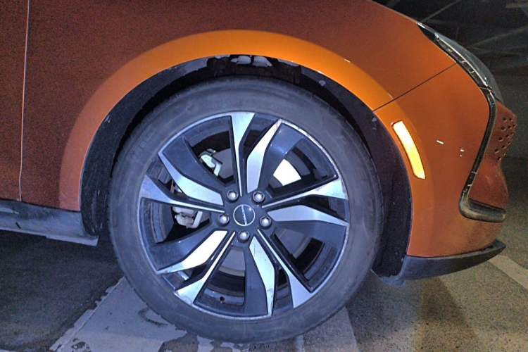 Used SERES SF5 2020 Two-Wheel Drive High-Performance Sports Edition Right Front Wheel Hub