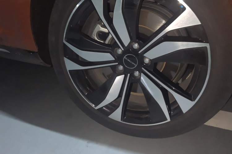 Used SERES SF5 2020 Four-Wheel Drive High-Performance Sports Edition Right Front Wheel Hub