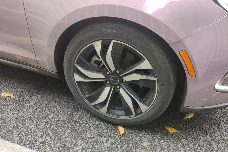 Used SERES SF5 2020 Four-Wheel Drive High-Performance Sports Edition Right Front Wheel Hub