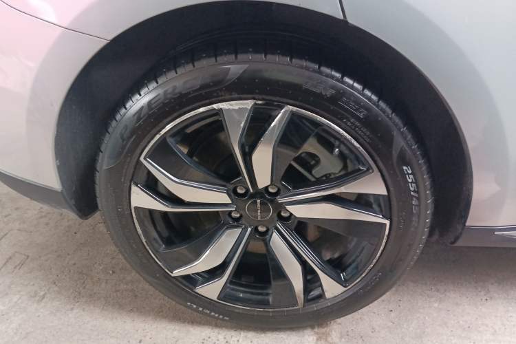 Used SERES SF5 2020 Four-Wheel Drive High-Performance Sports Edition Right Rear Wheel Hub