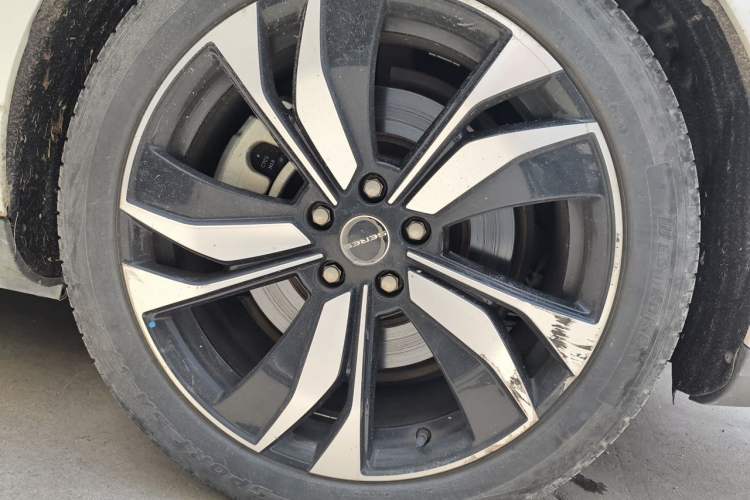 Used SERES SF5 2020 Two-Wheel Drive High-Performance Sports Edition Right Front Wheel Hub