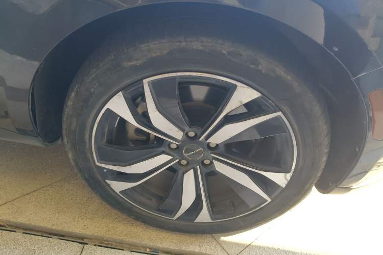 Used SERES SF5 2021 Huawei Smart Selection Four-Wheel Drive Edition Right Front Wheel Hub