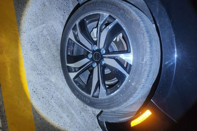 Used SERES SF5 2021 Huawei Smart Selection Four-Wheel Drive Edition Right Front Wheel Hub