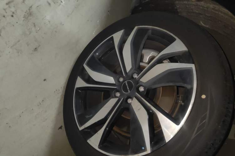 Used SERES SF5 2021 Four-Wheel Drive Freedom Expedition Edition Right Front Wheel Hub