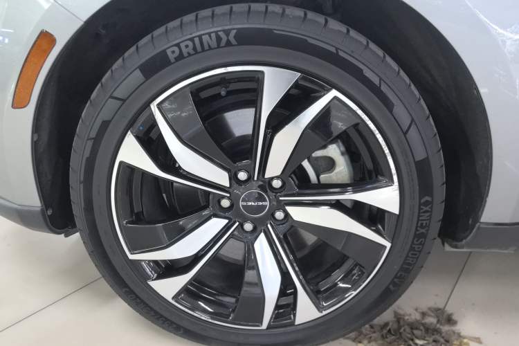 Used SERES SF5 2021 Four-Wheel Drive Freedom Expedition Edition Left Front Wheel Hub