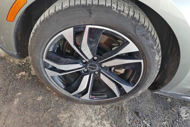 Used SERES SF5 2021 Huawei Smart Selection Four-Wheel Drive Edition Left Front Wheel Hub