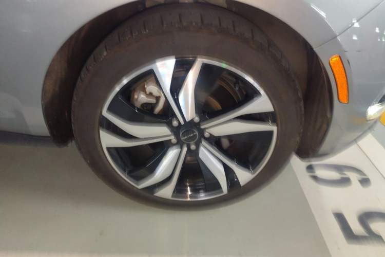 Used SERES SF5 2021 Four-Wheel Drive Freedom Expedition Edition Right Front Wheel Hub