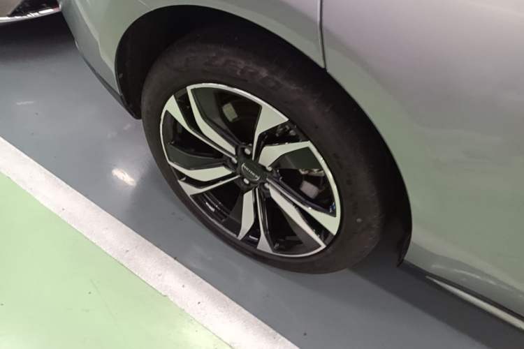 Used SERES SF5 2021 Four-Wheel Drive Freedom Expedition Edition Right Rear Wheel Hub