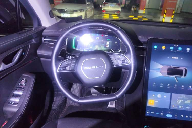 Used SERES SF5 2021 Four-Wheel Drive Freedom Expedition Edition Steering Wheel