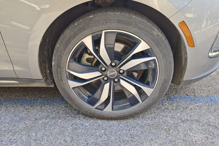 Used SERES SF5 2021 Four-Wheel Drive Freedom Expedition Edition Right Front Wheel Hub