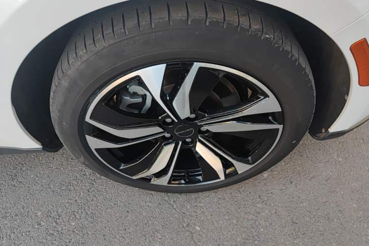 Used SERES SF5 2021 Huawei Smart Selection Four-Wheel Drive Edition Right Front Wheel Hub