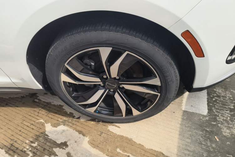 Used SERES SF5 2021 Huawei Smart Selection Four-Wheel Drive Edition Right Front Wheel Hub