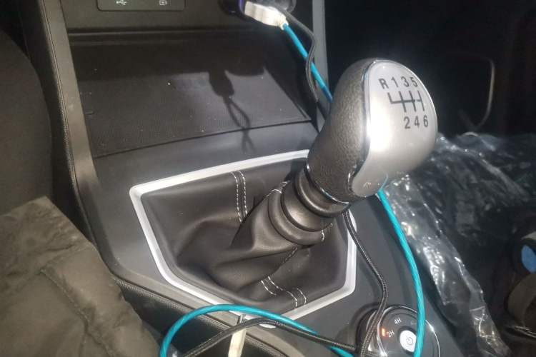 Used Sinotruk BOLDEN 2024 Commercial 2.0T Manual Diesel 4x4 Long Wheelbase Youth Edition Gear Lever