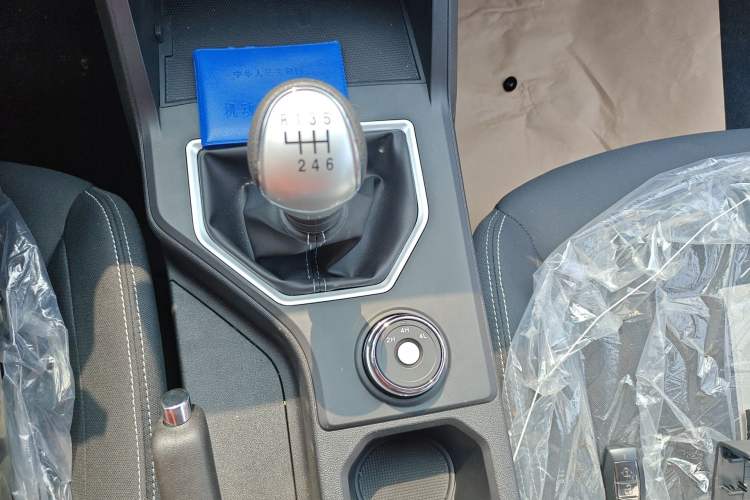 Used Sinotruk BOLDEN 2024 Commercial 2.0T Manual Diesel 4x4 Long Wheelbase Youth Edition Gear Lever