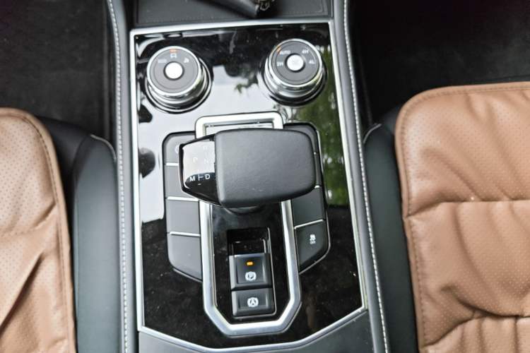 Used Sinotruk BOLDEN 2024 Commercial 2.0T Automatic Diesel 4x4 Long Wheelbase Luxury Edition Gear Lever