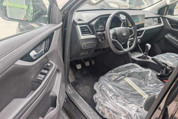 Used Sinotruk BOLDEN 2024 Commercial 2.0T Manual Diesel 4x4 Long Wheelbase Youth Edition Interior 2