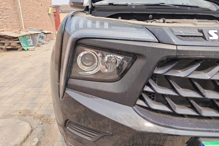 Used Sinotruk BOLDEN 2024 Commercial 2.0T Manual Diesel 4x4 Long Wheelbase Youth Edition Right Front Headlight